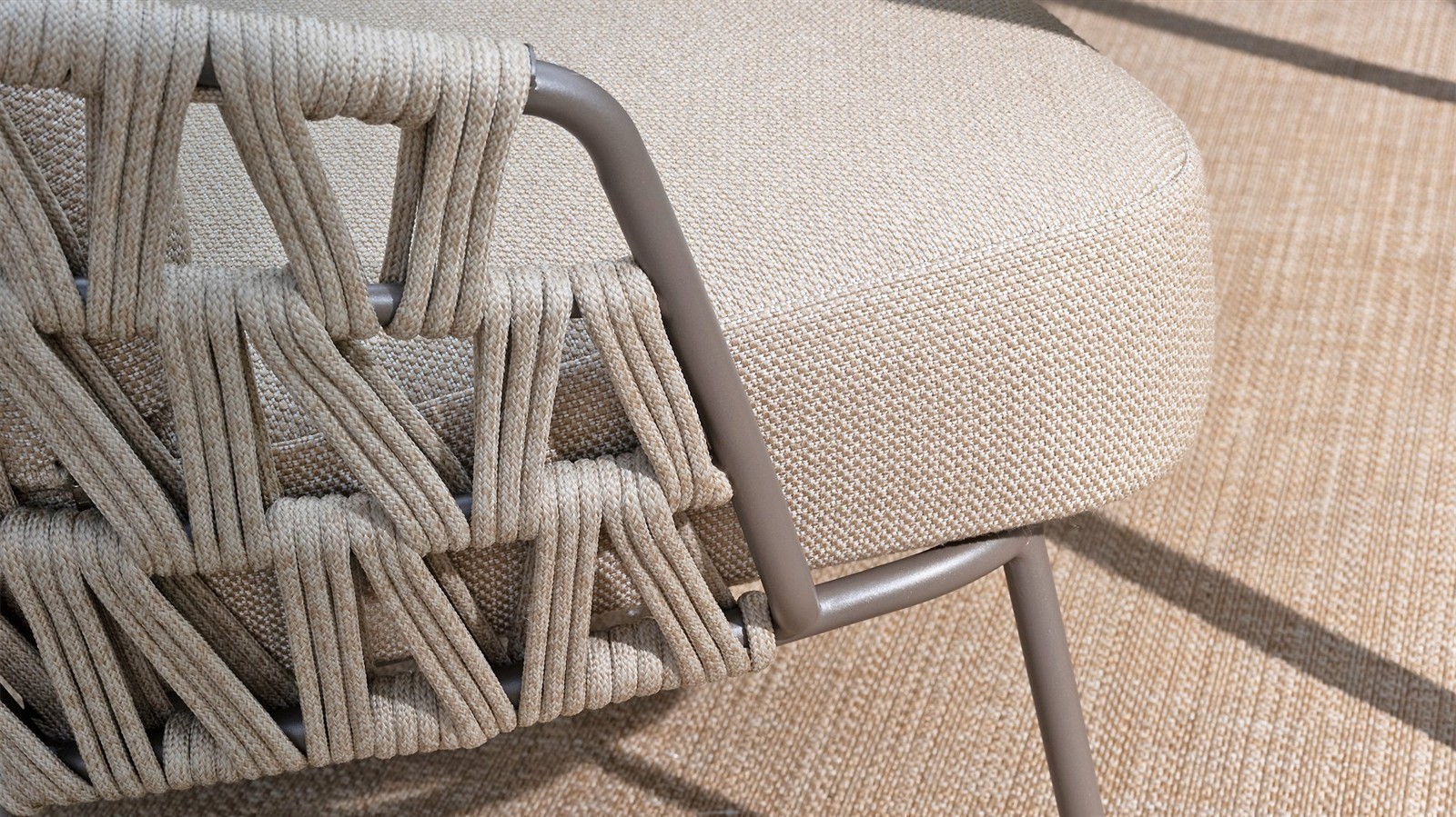 4 Seasons Outdoor Mallorca Dining Sessel Low mit 2 Kissen Terre/Taupe