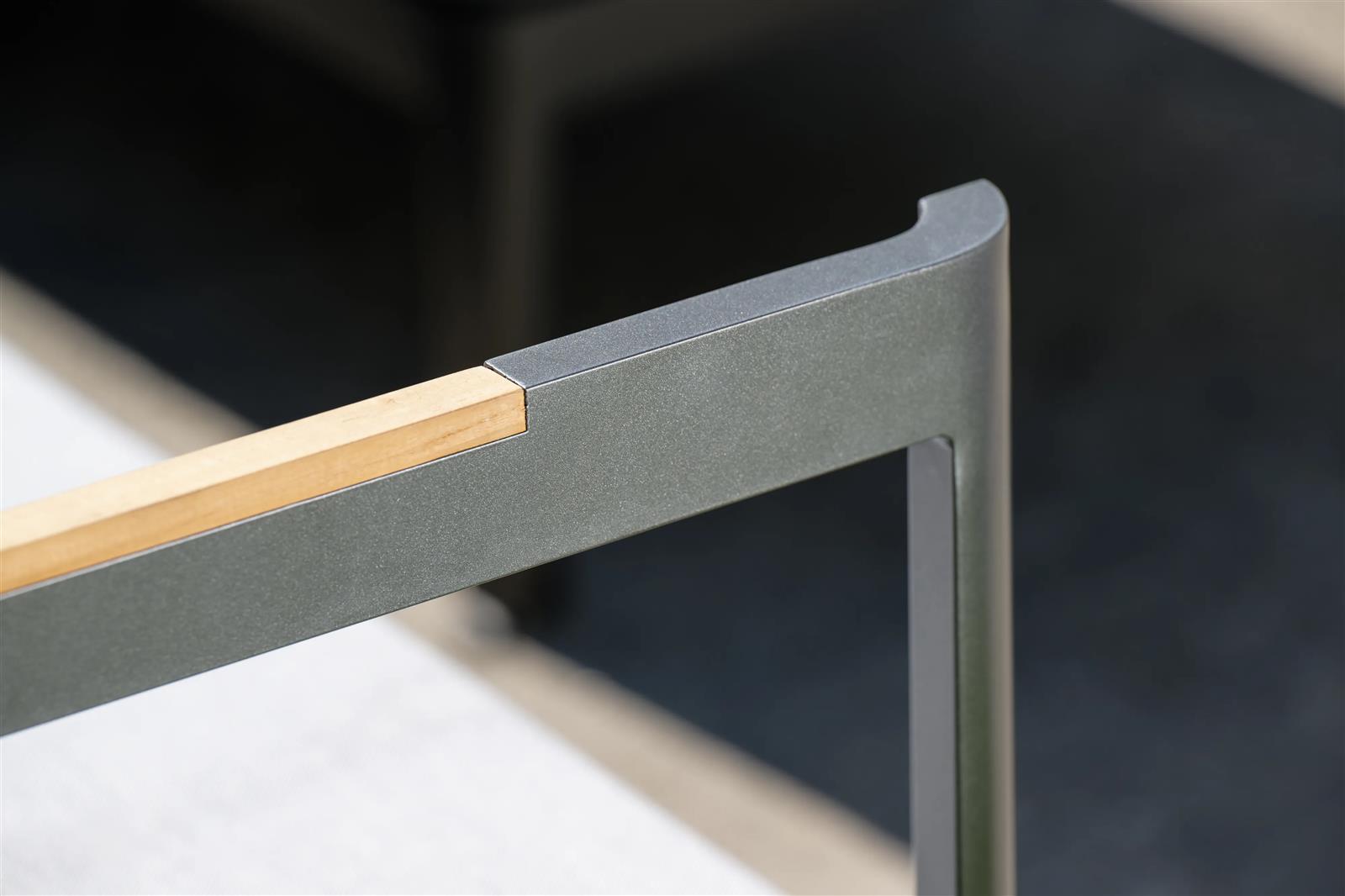 Stern Sessel Viggo Aluminium anthrazit, Kissen 100% Polyacryl seidengrau, Armlehnen Teak FSC-zertifiziert 