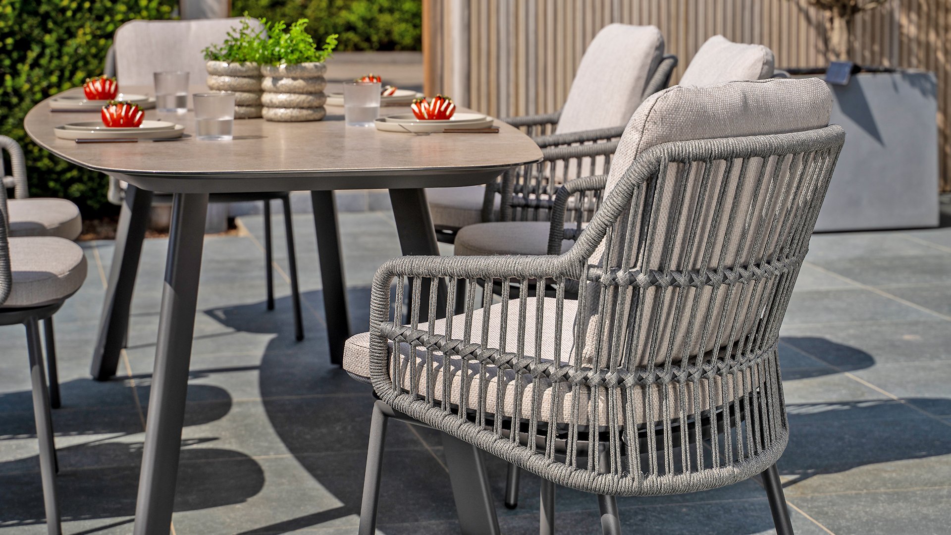 Taste by 4 Seasons Outdoor Alicante Dining Sessel mit 2 Kissen anthrazit/grau