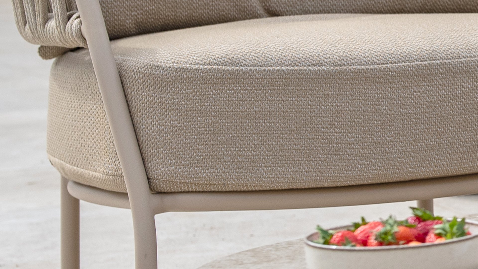 Taste by 4 Seasons Outdoor Calma Sofa 3-Sitzer mit 3 Kissen Latte/Taupe