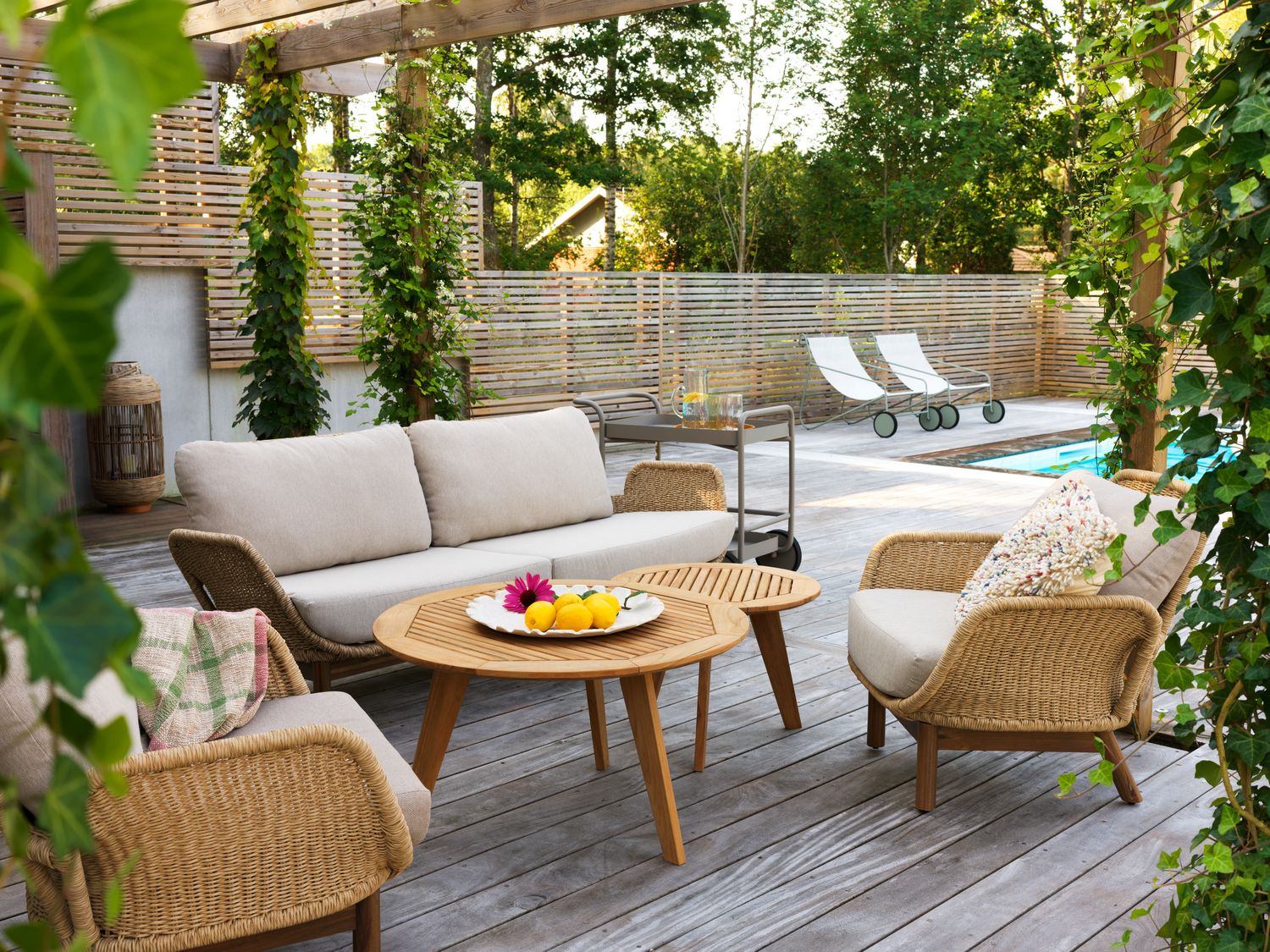 Brafab Lily Sofa 2,5-Sitzer Aluminium/Polyrattan/Teakholz Twist Straw/Plush Wheat