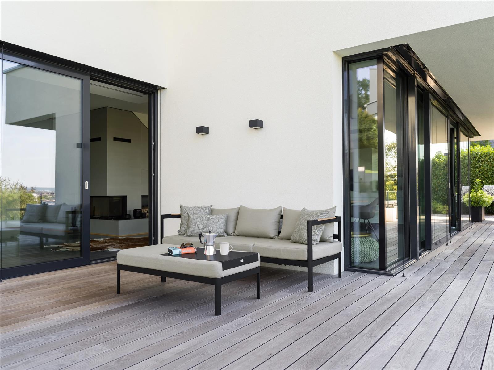 Stern Set Viggo Aluminium schwarz matt, Kissen 100% Polyacryl cream , Armlehnen Teak FSC-zertifiziert 