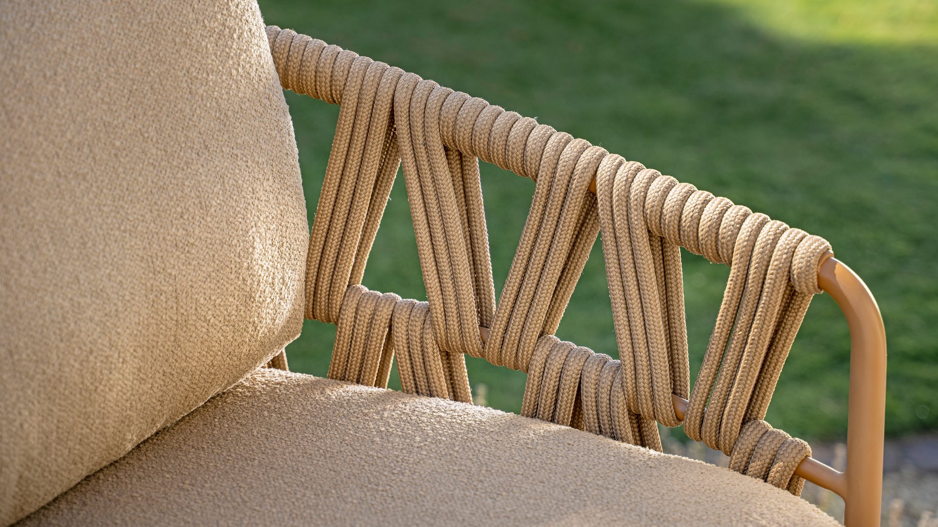 4 Seasons Outdoor Biarritz Sofa 3-Sitzer mit 3 Kissen Boucle Amber/Braun