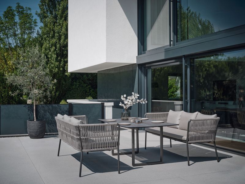 Stern Dining Bank Marla 3-Sitzer mit Armlehnen Aluminium anthrazit Kordel salt Kissen 100% Polyacryl graubraun