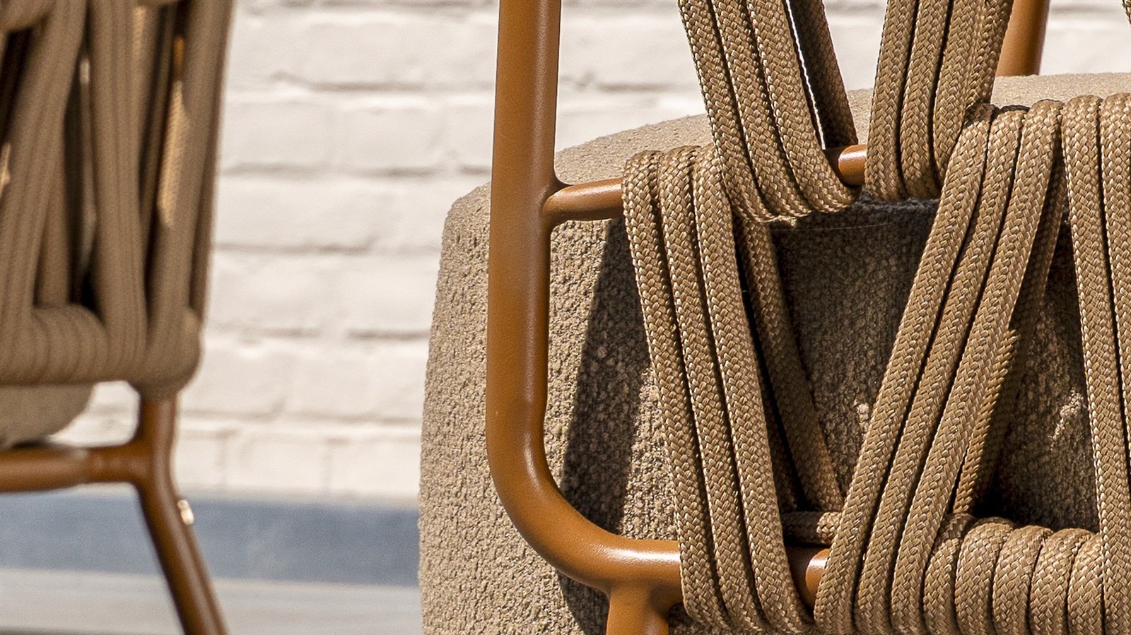 4 Seasons Outdoor Biarritz Sofa 3-Sitzer mit 3 Kissen Boucle Amber/Braun