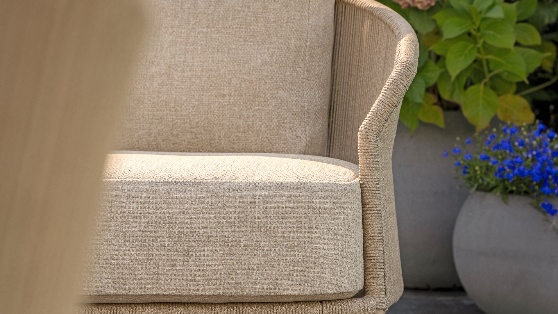 Taste by 4 Seasons Outdoor Florence Sofa 2-Sitzer Armlehne links mit 3 Kissen Latte/Taupe