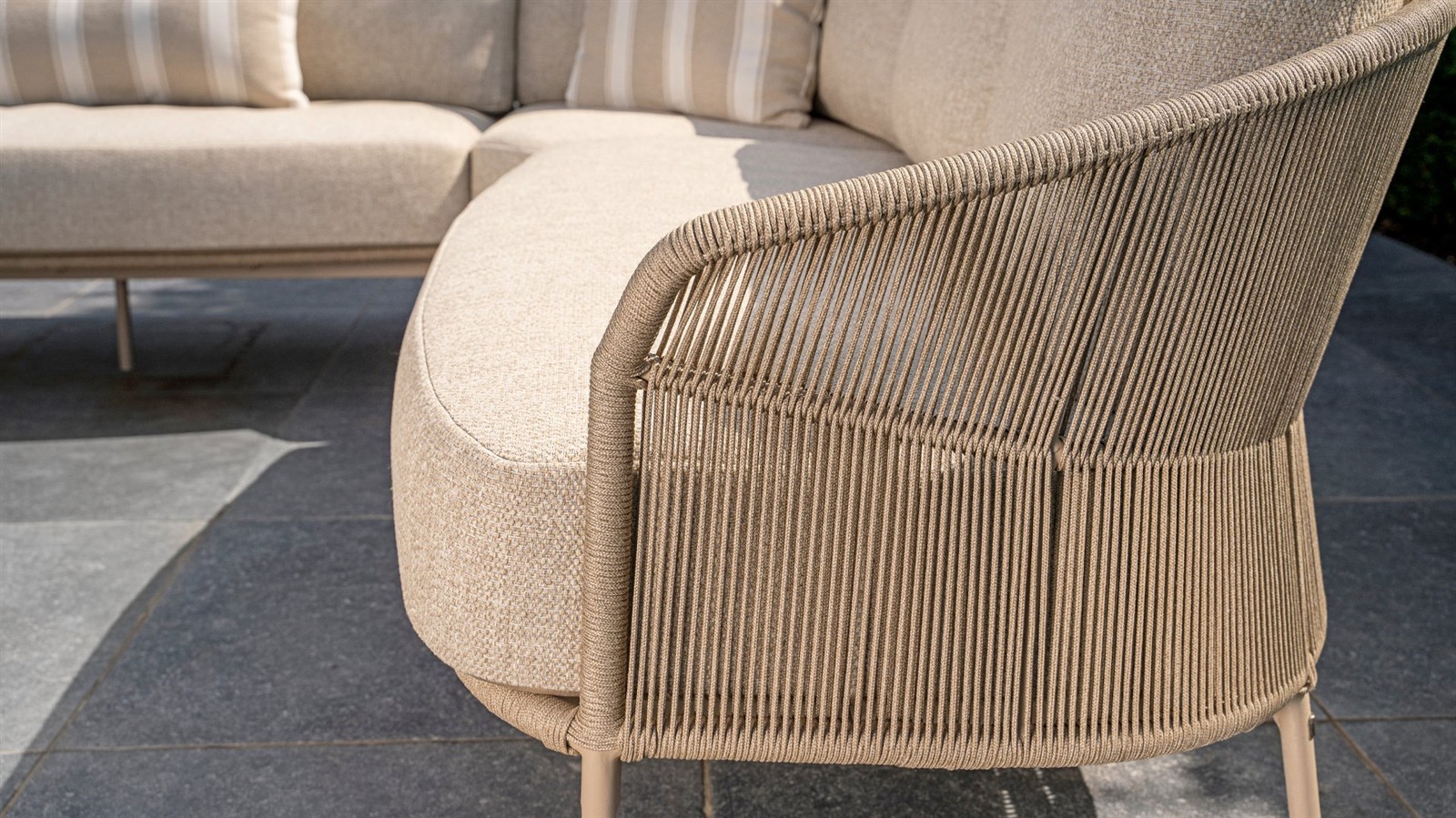 Taste by 4 Seasons Outdoor Florence Sofa 2-Sitzer Armlehne links mit 3 Kissen Latte/Taupe