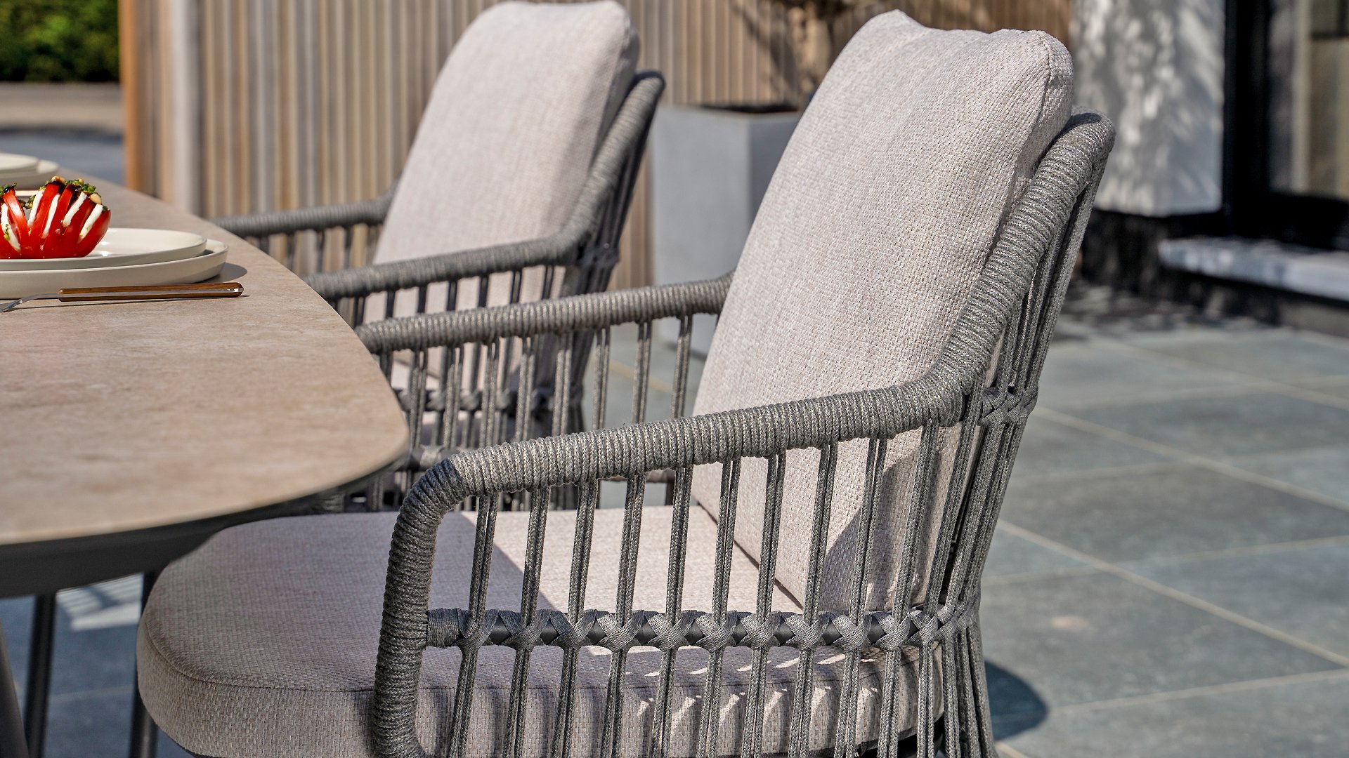 Taste by 4 Seasons Outdoor Alicante Dining Sessel mit 2 Kissen anthrazit/grau