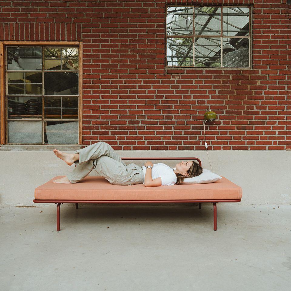 Weltevree Sofabed Stahl Rot Kissen Faded Orange